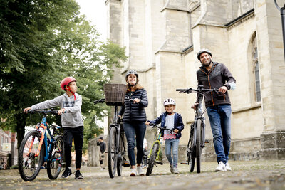 Familie mit Rad vor dem Ludgerusdom