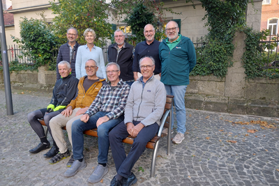 Gruppe vor einer historischen Mauer - Stadt Billerbeck Gruppe vor einer historischen Mauer