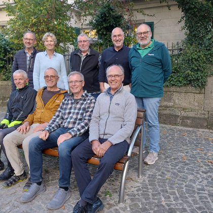 Gruppe vor einer historischen Mauer