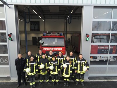 Feuerwehr vor neuem Gebäude