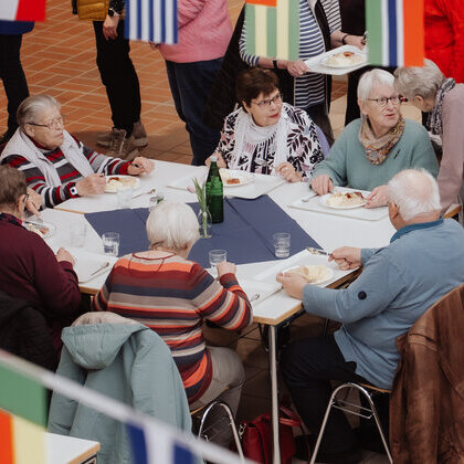 Mittagessen_in_Gemeinschaft