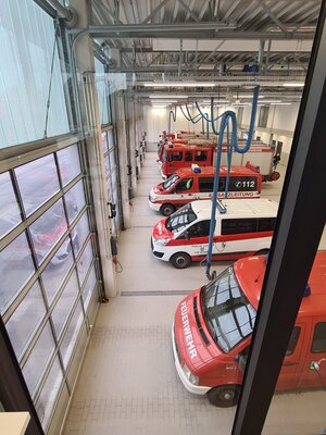 Feuerwehr Fahrzeughalle innen